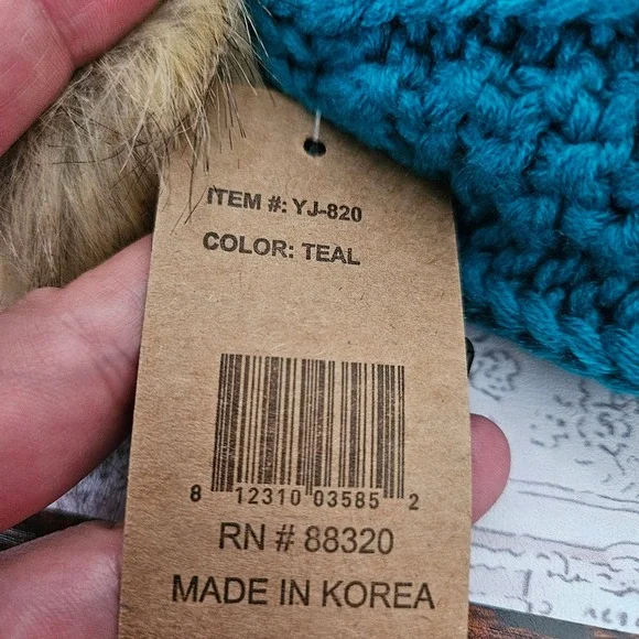 NWT!!! C.C Fleece Lined Cable Knit Faux Fuzzy Cap Cuff Beanie with Pom - Picture 4 of 4